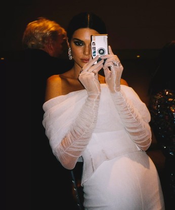 Kendall Jenner com sua câmera Contax T2 no Met Gala de 2017