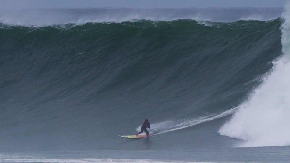 Lucas Chumbo é um dos maiores surfistas de ondas gigantes do Brasil — Foto: Divulgação