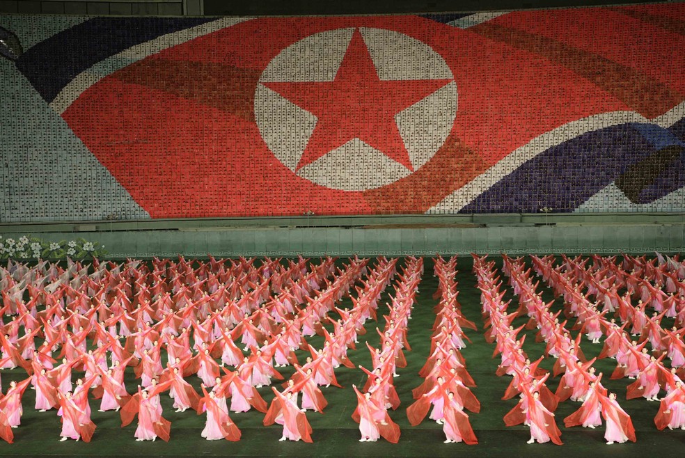 Norte-coreanos performam durante o Festival Arirang, no Estádio 1º de Maio de Rungrado, em Pyongyang — Foto: AFP