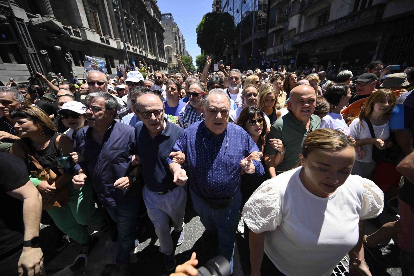 Os primeiros grupos chegaram à Praça de Maio, no centro da cidade, por volta das 9h35 — Foto: LUIS ROBAYO/AFP