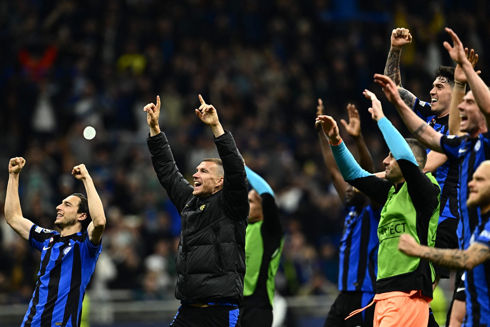 O atacante bósnio do Inter de Milão, Edin Dzeko, e companheiros de equipe cumprimentam o público no final da partida com o AC Milan — Foto: GABRIEL BOUYS / AFP