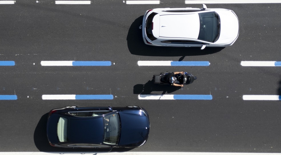 A motofaixa foi instalada antes da publicação da portaria da Senatran aprovando o projeto.  — Foto: Infoglobo/Márcia Foletto