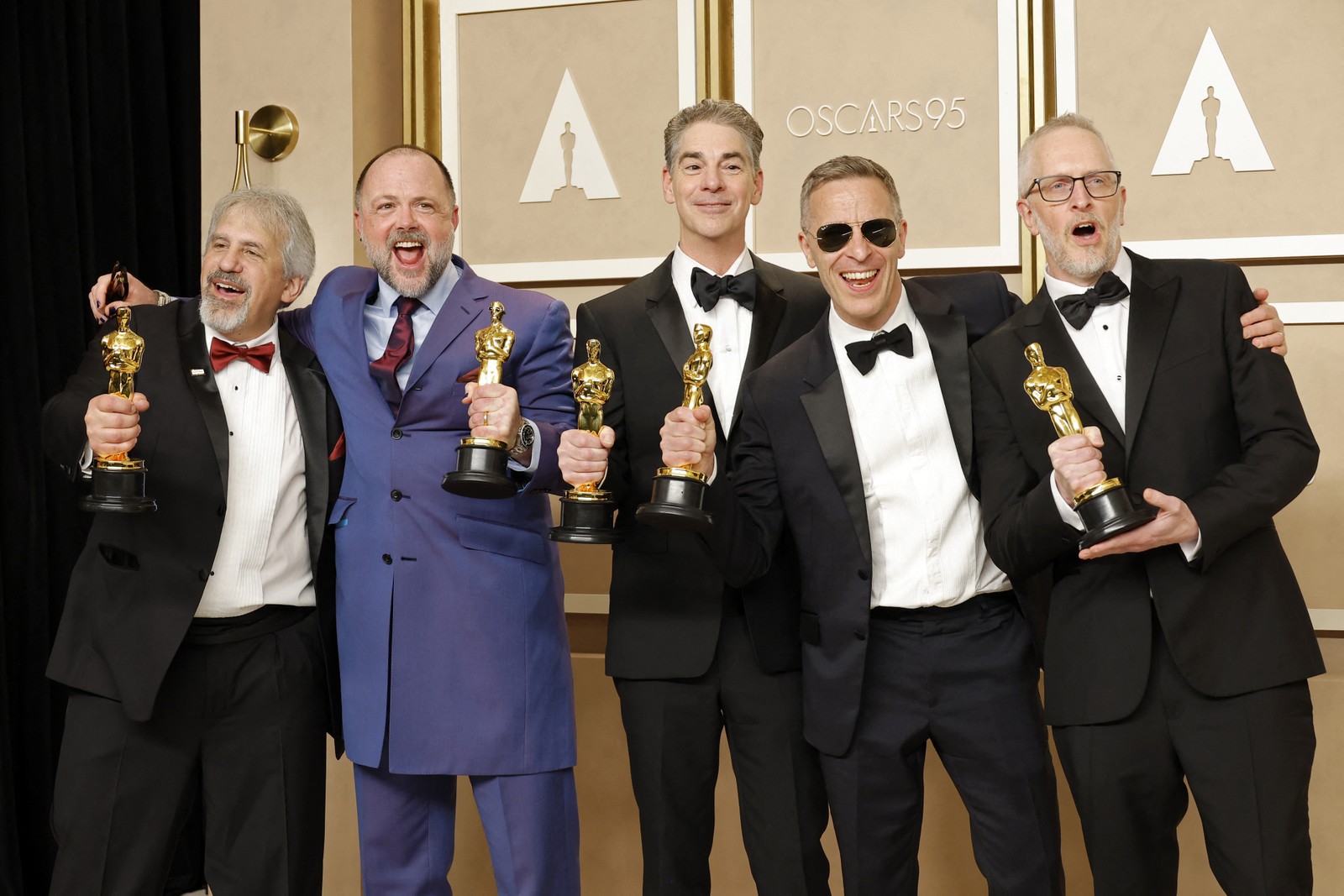 Mark Weingarten, James Mather, Al Nelson, Chris Burdon e Mark Taylor, vencedores do prêmio de Melhor Som por "Top Gun: Maverick" — Foto:  Mike Coppola / Getty Images via AFP)