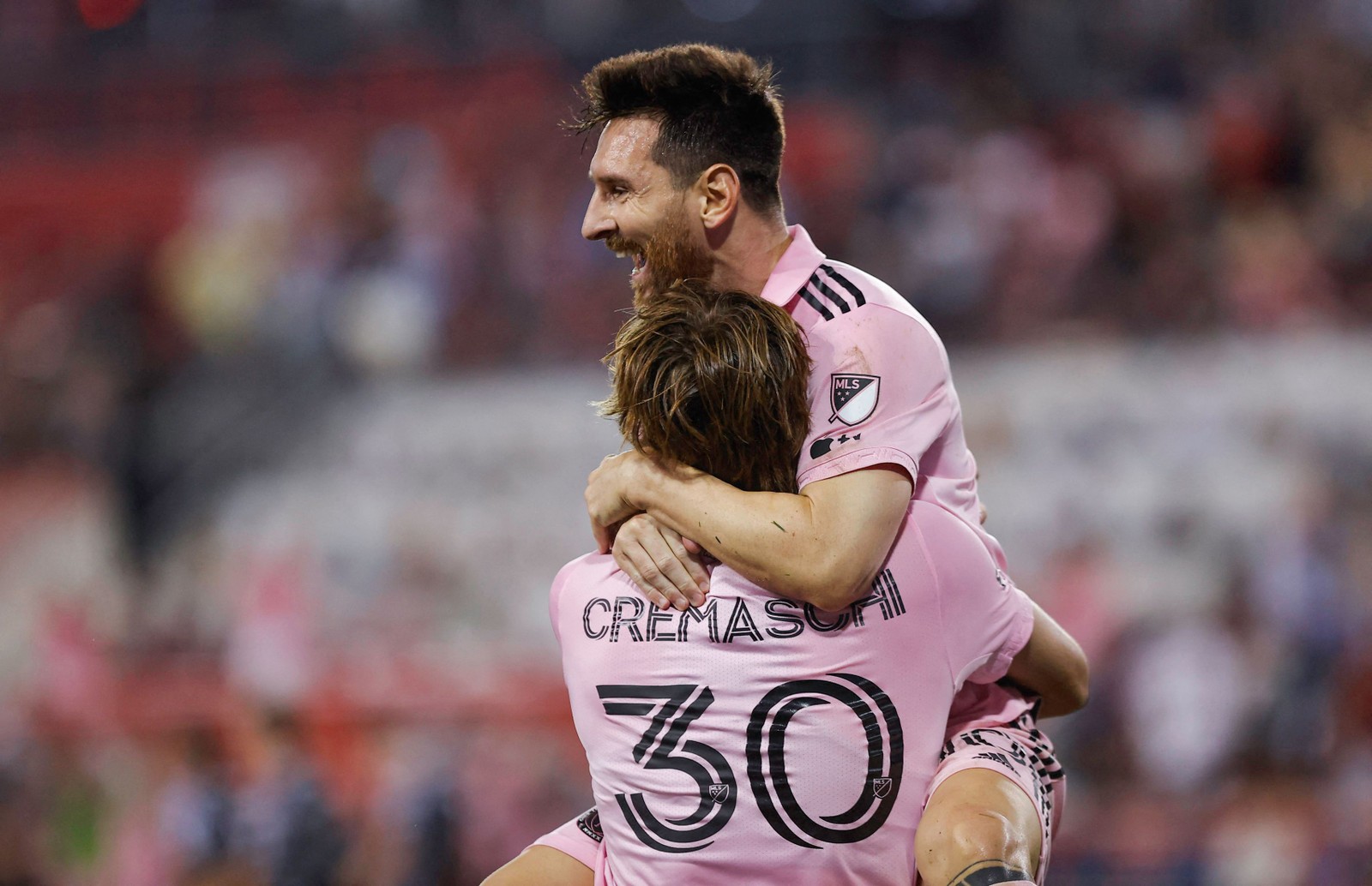 Lionel Messi comemora seu gol pelo Inter de Miami abraçando o argentino Bejamin Cremaschi na Major League Soccer 2023 em New Jersey — Foto: KENA BETANCUR / AFP 