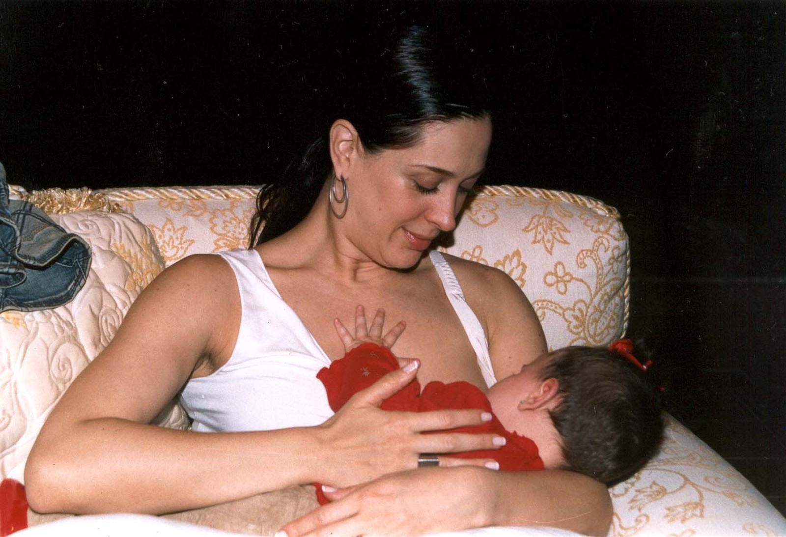 A atriz Claudia Raia amamentando a filha Sophia durante festa no Rio de Janeiro, em 2003 — Foto: Divulgação/Ana Colla