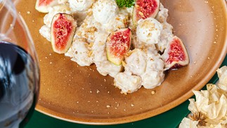 Nhoque de batata-doce ao beurre blanc, com figos, trufas de cabra e farofa de nozes do menu do Amélie (3254-6254): R$ 99