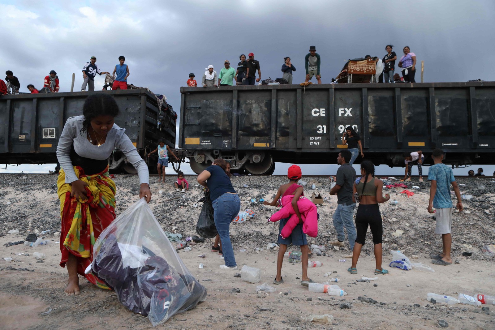 Migrantes, principalmente da Venezuela, permanecem retidas depois que o trem de mercadorias em que viajavam para Ciudad Juarez parou no deserto do município de Ahumada, estado de Chihuahua, México — Foto: HERIKA MARTINEZ/AFP