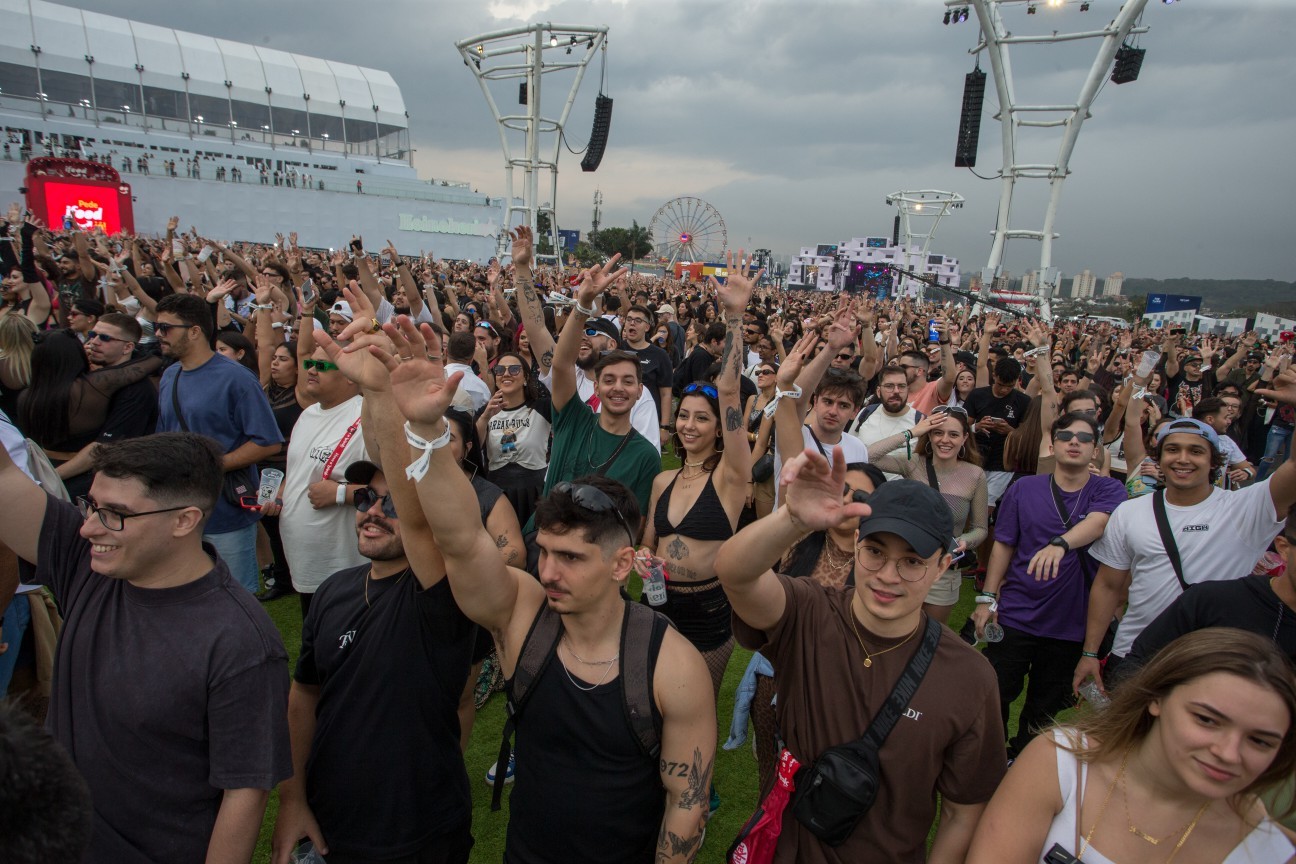 Público curte o primeiro dia de shows no festival de música The Town — Foto: Edilson Dantas / O Globo