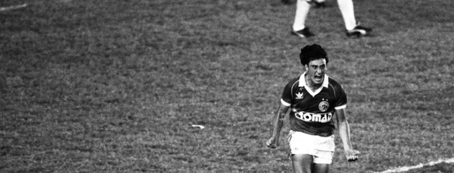 Tite comemora o último gol de sua carreira, pelo Guarani, em 1986 — Foto: Eurico Dantas/Agência O GLOBO