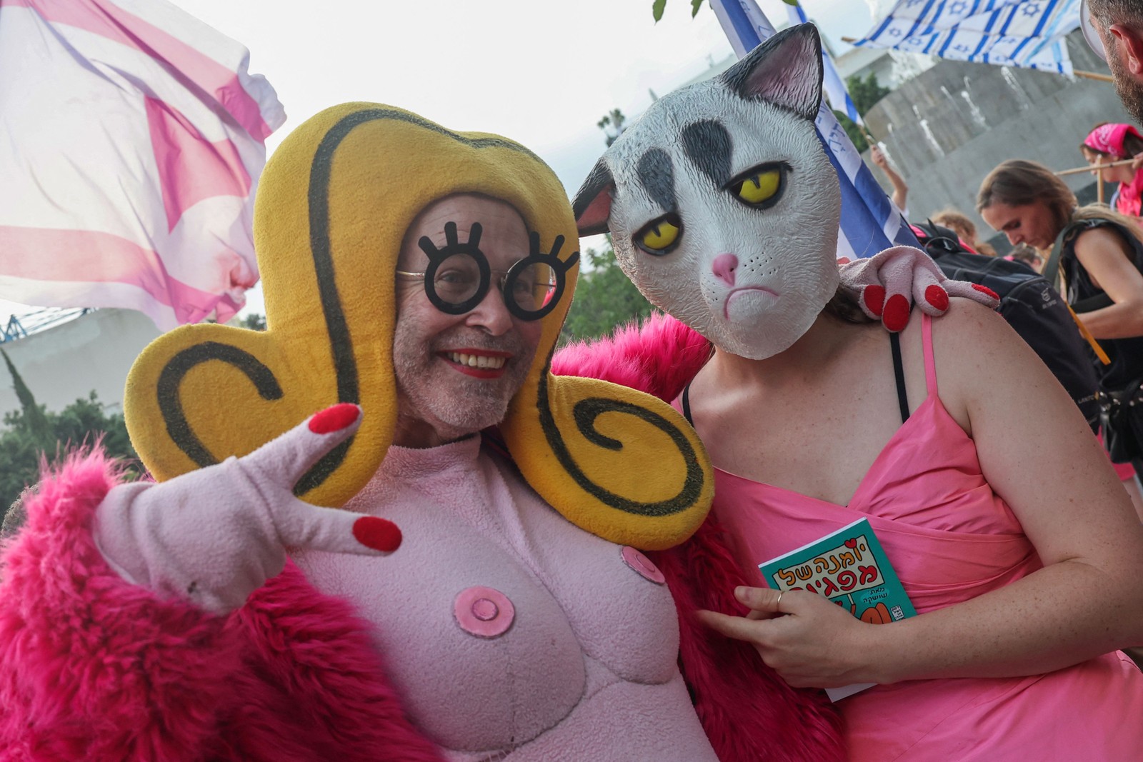 Manifestantes fantasiados posam para uma foto durante uma manifestação contra o plano de revisão judicial do governo israelense em Tel Aviv — Foto: Jack Guez/AFP