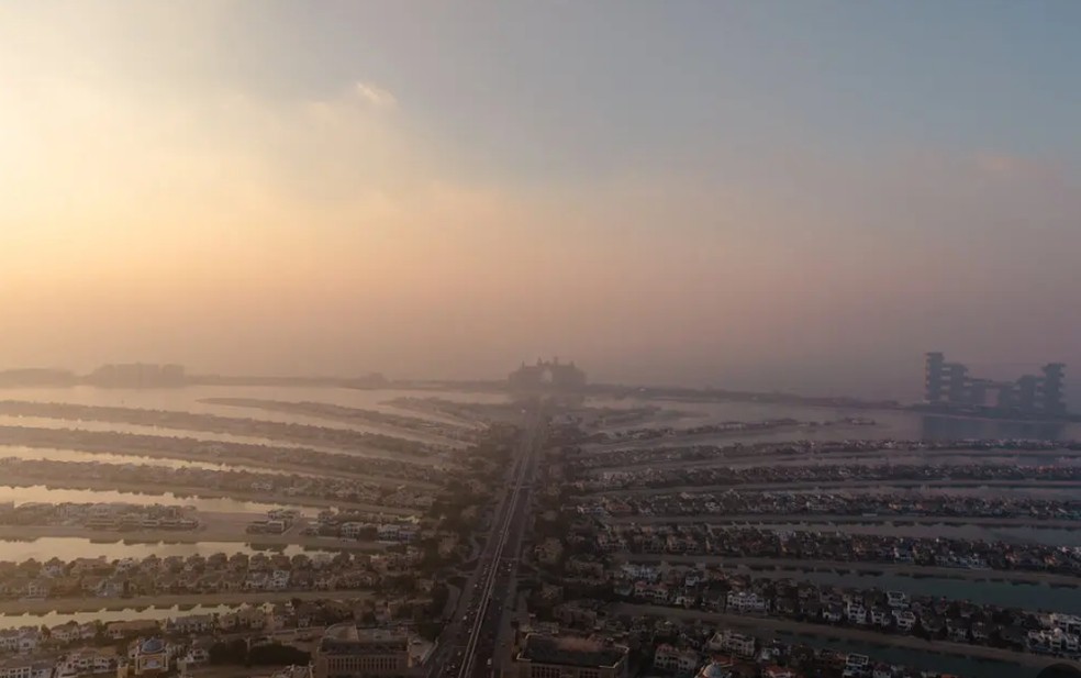Vista do Palm Jumeirah, ilha artificial em forma de palmeira, onde fica parte do metro quadrado mais disputado da cidade — Foto: Andrea DiCenzo/NYT