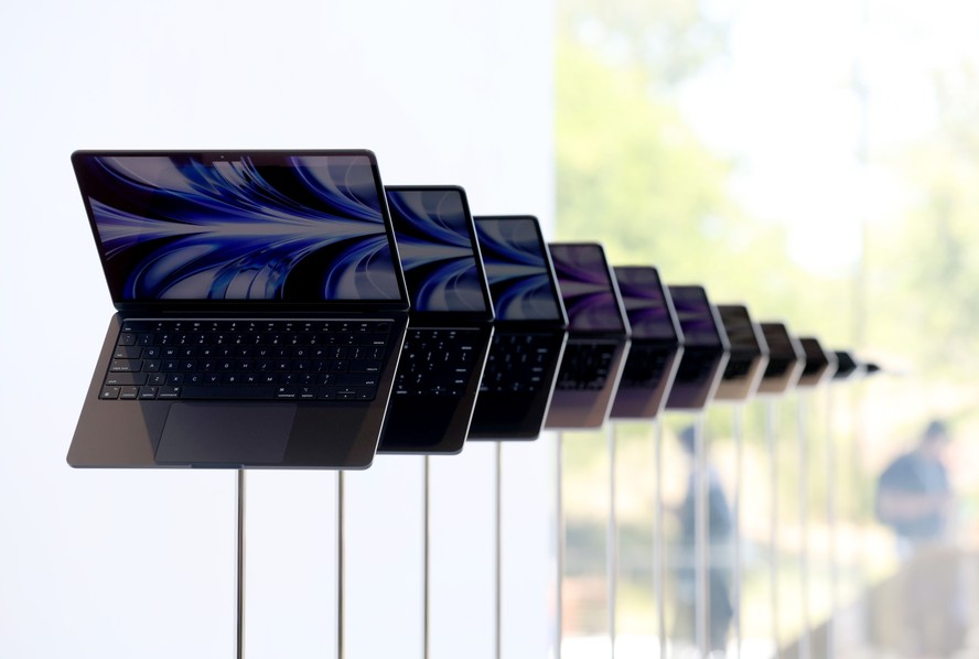 Apple apresenta versões mais rápidas de seus laptops MacBook Pro de última geração e desktop Mac mini.