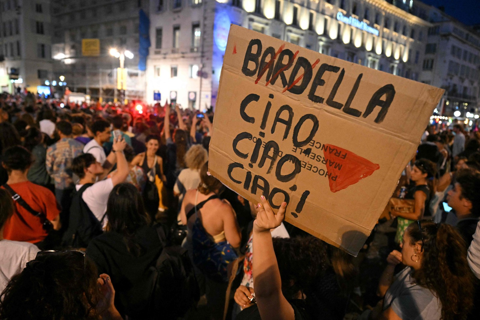 Contrariando as pesquisas, resultados confirmaram que o bloco de esquerda Nova Frente Popular se consolidou como a maior força do Parlamento — Foto: Nicolas Tucat/AFP