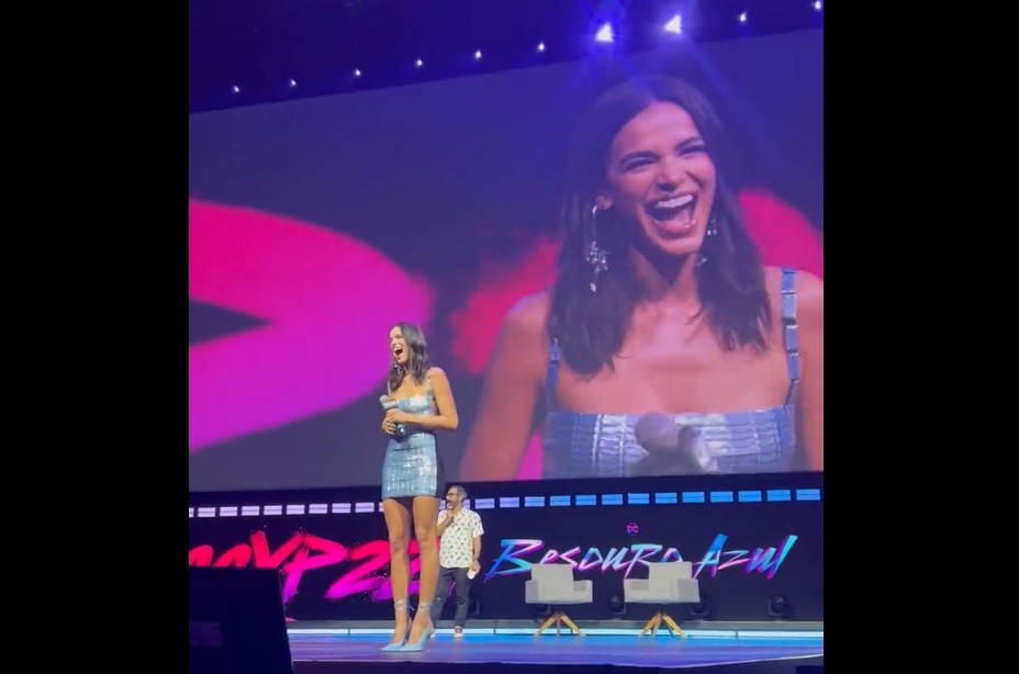 Bruna Marquezine apresenta "Besouro Azul" no CCXP — Foto: Reprodução Twitter