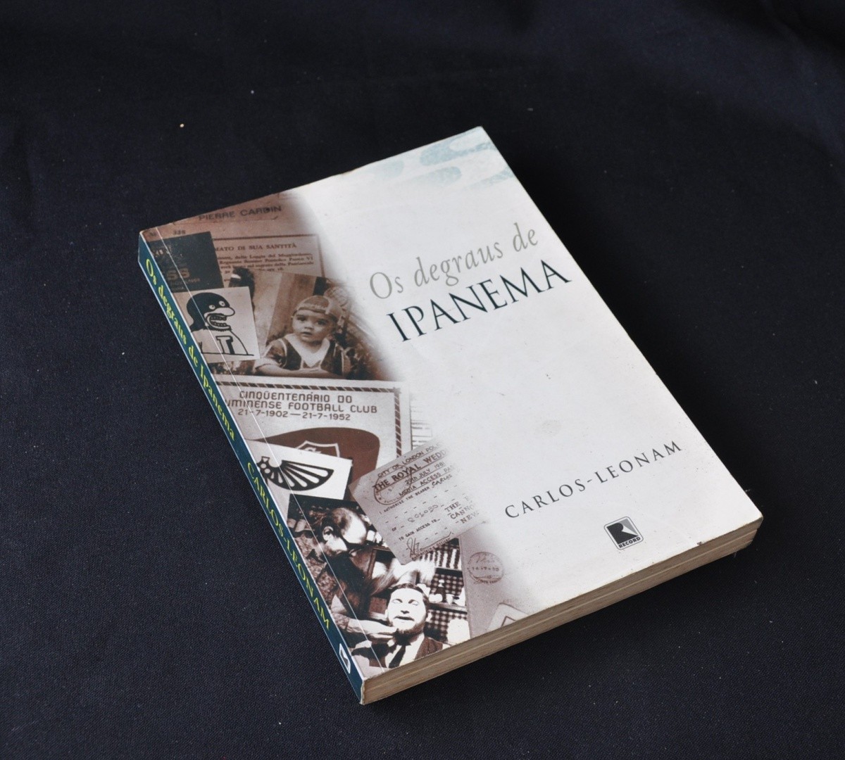 Carlos Leonam é o autor do livro "Os Degraus de Ipanema" (1997). Nele reúne uma seleção de seus textos, publicados em grandes jornais e revistas do país no período dos Anos 1960 aos Anos 1990 — Foto: Reprodução