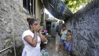 Viviane Lopes, de 44 anos, gravou vídeo com a água na altura dos ombros no Jardim Canaã, em Nova Iguaçu — Foto: Domingos Peixoto