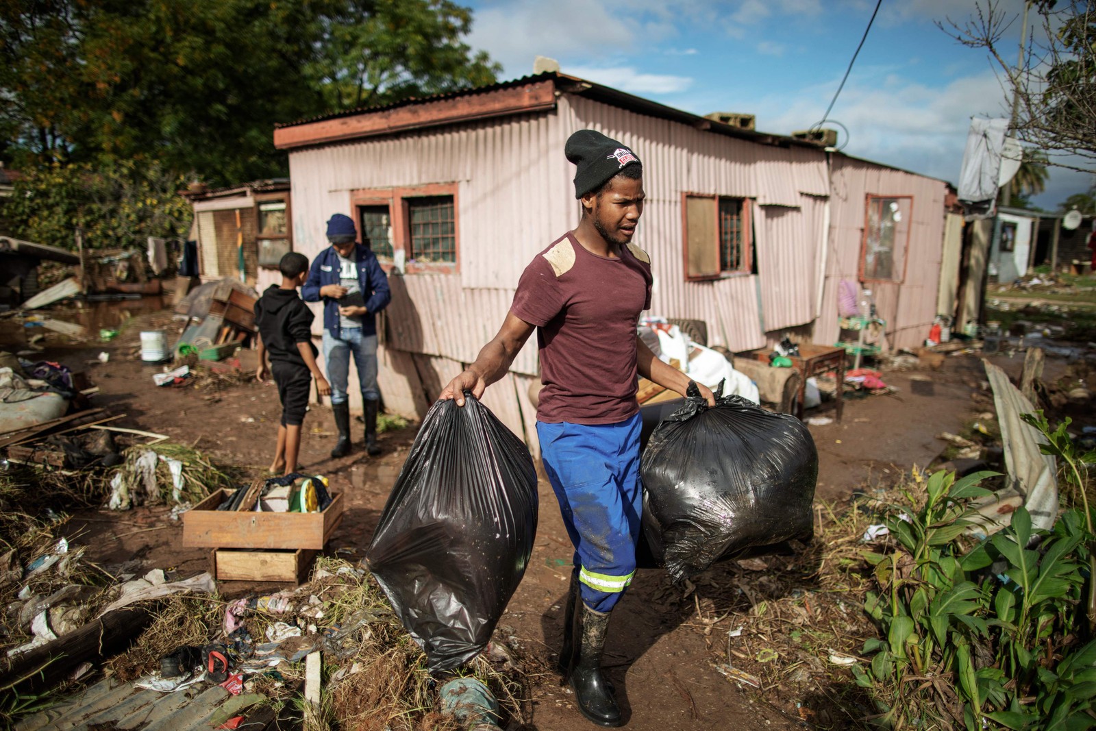 Moradores limpam as águas das enchentes de suas casas. As enchentes causadas por chuvas torrenciais e ventos fortes na costa leste da África do Sul mataram pelo menos 22 pessoas, disseram as autoridades locais na terça-feira. As inundações atingiram vários locais em duas províncias do leste, dois raros tornados foram detectados, as temperaturas caíram e a neve caiu em algumas regiões centrais. — Foto: GIANLUIGI GUERCIA/AFP