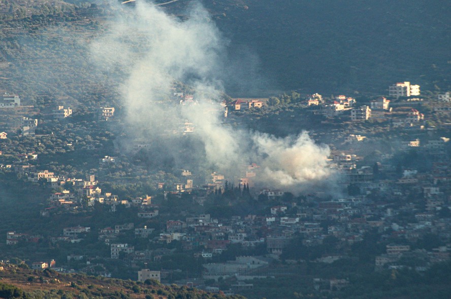 Fumaça se espalha após um ataque israelense na vila de Kfar Kila, no sul do Líbano, em 16 de julho de 2024, em meio às contínuas tensões na fronteira entre o Líbano e Israel