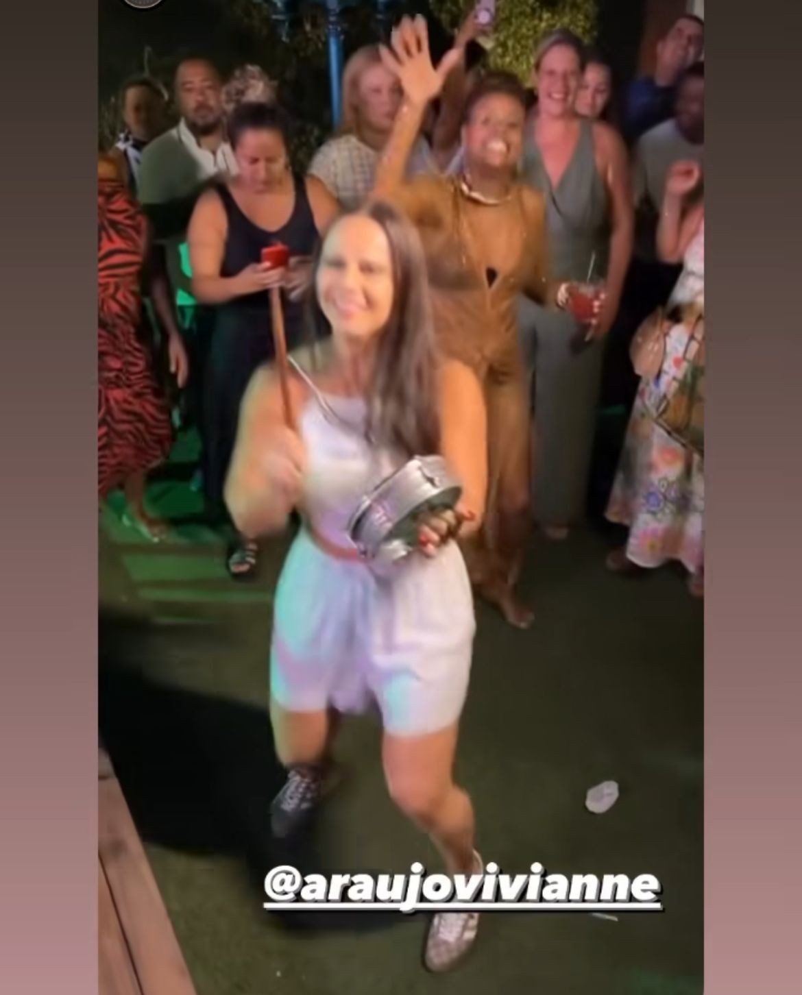 Viviane Araujo cai no samba no aniversário de Roberta Rodrigues — Foto: Reprodução/Instagram