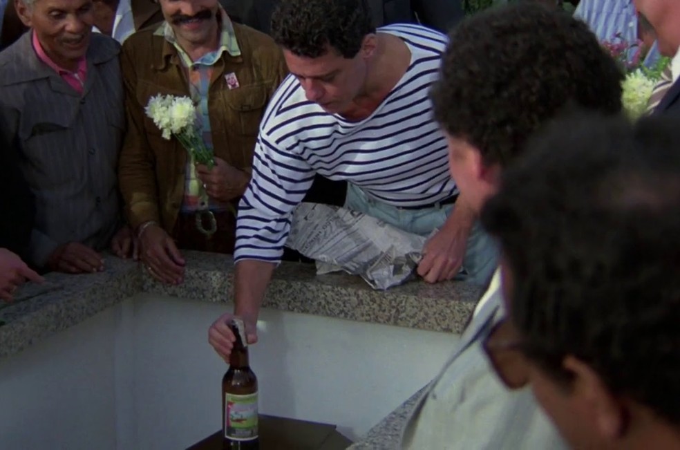 Chico Buarque em cena de "Vai trabalhar, vagabundo II: a volta" (1991), de Hugo Carvana — Foto: Reprodução
