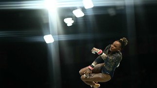 A brasileira Rebeca Andrade compete na prova de barras assimétricas da final feminina de ginástica artística por equipes — Foto: Loic VENANCE / AFP