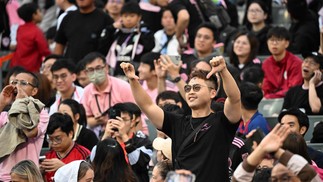 Vaias e gritos de 'Queremos Messi!' no estádio em Hong Kong — Foto: PETER PARKS  / AFP