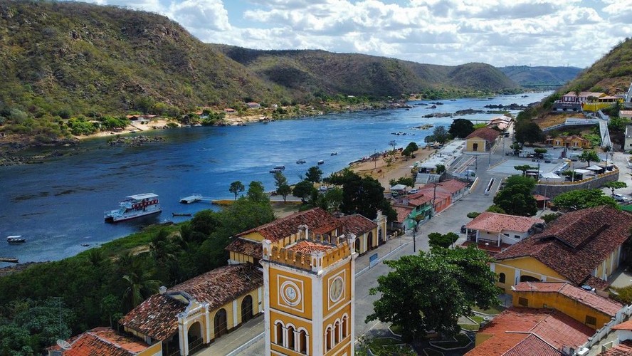 A cidade de Piranhas, à beira do Rio São Francisco e tombada como patrimônio pelo IPHAN