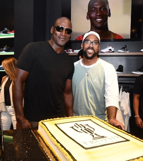 Michael Jordan posa com o filho Marcus Jordan durante celebração de empreendimento da família Jordan — Foto: Reprodução/Instagram/heirmj523