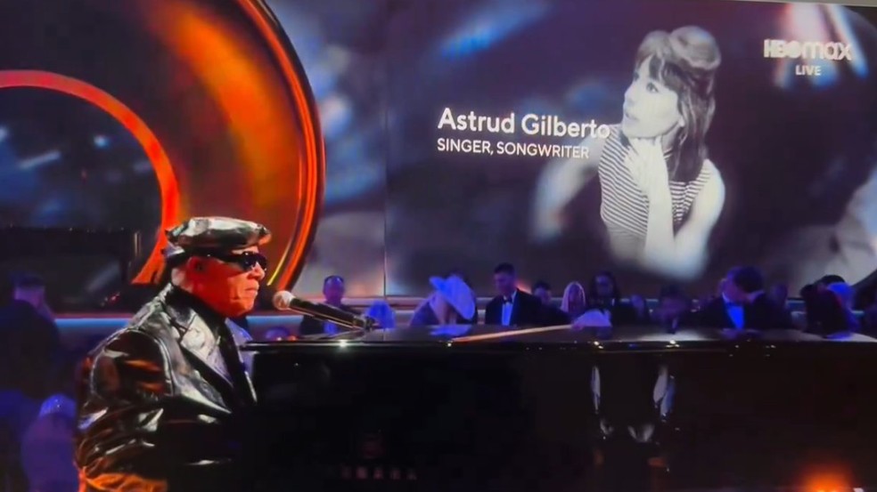 Astrud Gilberto no telão do Grammy — Foto: Reprodução X