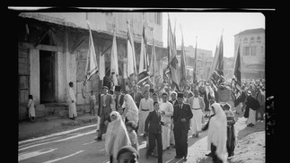 Celebrações muçulmanas [ou seja, muçulmanas] em Mejdal (Santuário de Wady Nemill e Sey'd Hussein em Ascalon) e em Gaza (el Muntar) em 20, 21 e 22 de abril de 1943. Procissão para Seyid Hussein saindo de Mejdal em Ap. 21, '43 — Foto: Matson (G. Eric and Edith) Photograph Collection/Library of Congress