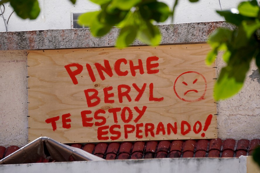 Cartaz lê 'Maltido Beryl, estou te esperando' em Cancún, no México