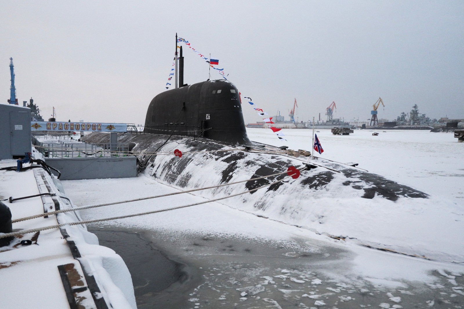 Cerimônia de hasteamento da bandeira liderada pelo presidente da Rússia no porto ártico de Severodvinsk — Foto: KIRILLIODAS/POOL/AFP