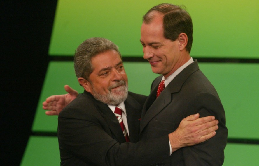 Debate na TV: Ciro Gomes e Lula se abraçam na TV Globo, em 2002