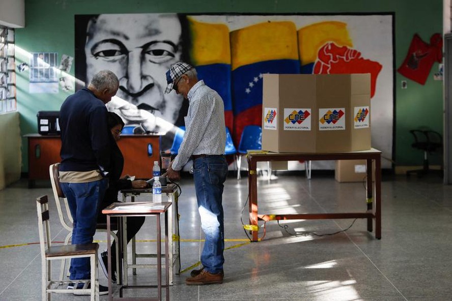Homem vota durante referendo consultivo sobre a soberania venezuelana na região de Essequibo, controlada pela vizinha Guiana