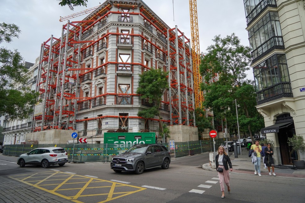 Prédio residencial passa por restauração em ao restaurante Robuchon, no bairro de Salamanca — Foto: Manaure Quintero/Bloomberg