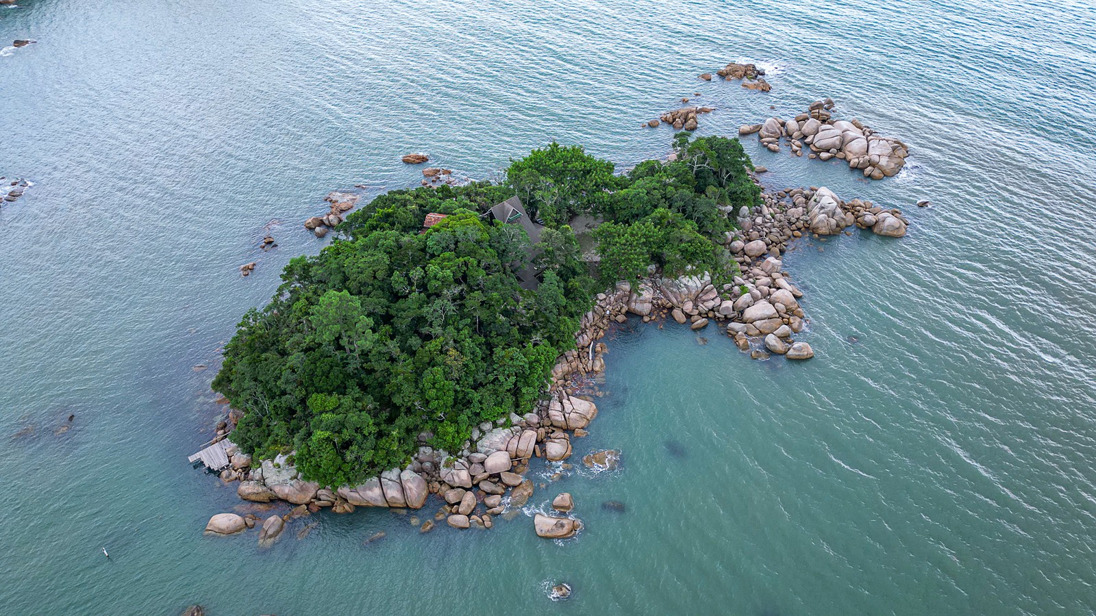 A Ilha do Magalhães, em Governador Celso Ramos (SC), está à venda por US$ 1,3 milhão em site internacional, o equivalente a R$ 6,5 milhões na cotação atual — Foto: Victor Guião/Divulgação
