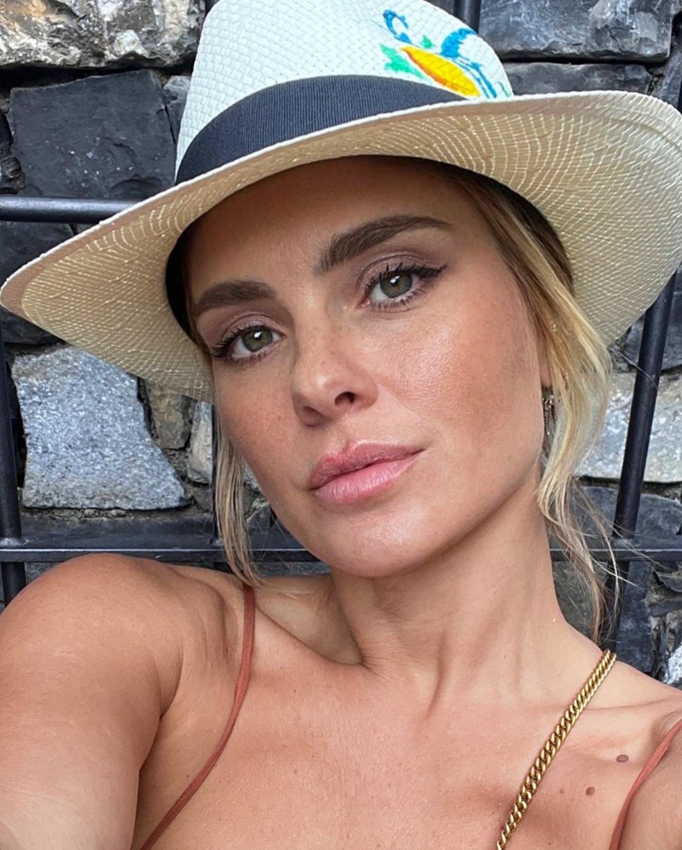 Carolina Dieckmann faz selfie com chapéu panamá — Foto: Reprodução/Instagram