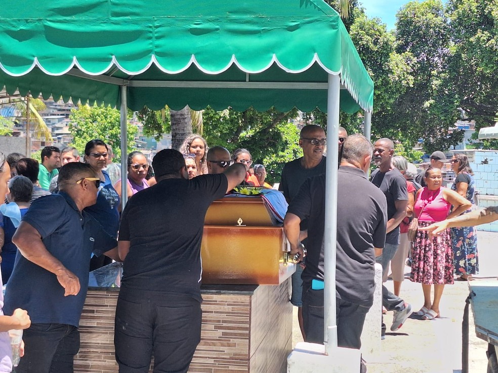 Sepultamento de Marcos Aurélio Aguiar, vítima da chuva que atingiu o Rio no último fim de semana — Foto: Jéssica Marques