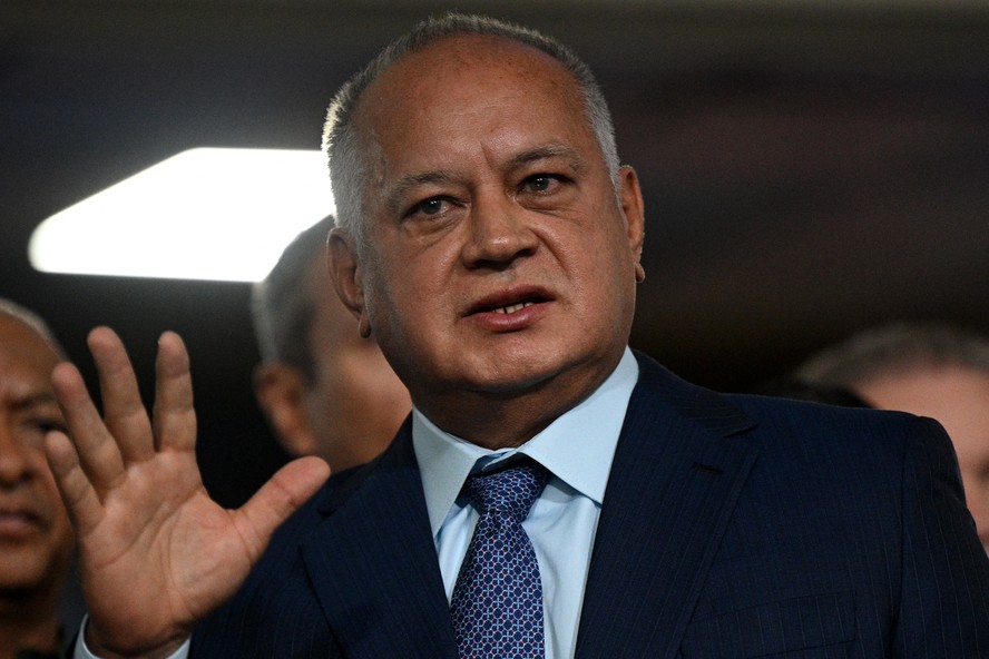 Diosdado Cabello, número 2 de Maduro, emite declaração à imprensa na saída do Supremo Tribunal de Justiça (TSJ) em Caracas