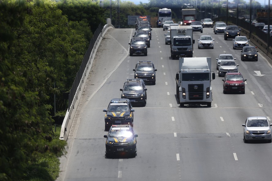 Na foto, policiais na BR-040, altura da Reduc