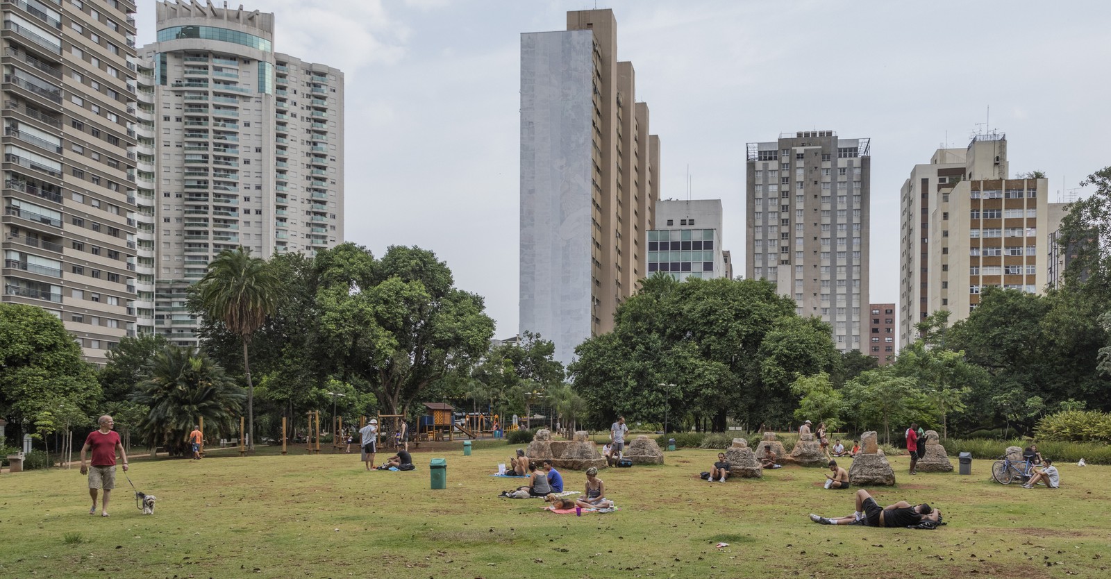 Onda de calor atinge varios estados. Hoje, São Paulo registrou 34°C segundo o CGE — Foto: Edilson Dantas / Agência O Globo