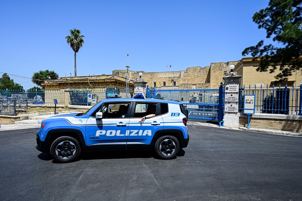 Polícia patrulha Castelo de Brindisi, que vai receber líderes internacionais — Foto: Piero CRUCIATTI / AFP