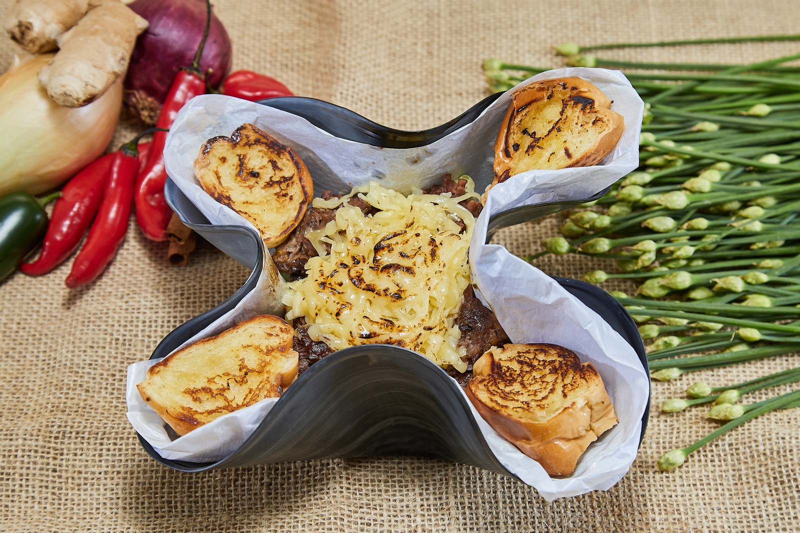 De Frente Pro Crime. O petisco do Estúdio 11 Botequim (97265-8389) leva peito de boi finalizado na chapa com queijo gratinado, servido com salada de repolho com canela e fatias de pão brioche na manteiga — Foto: Divulgação/Fernando Salles/Unisuam