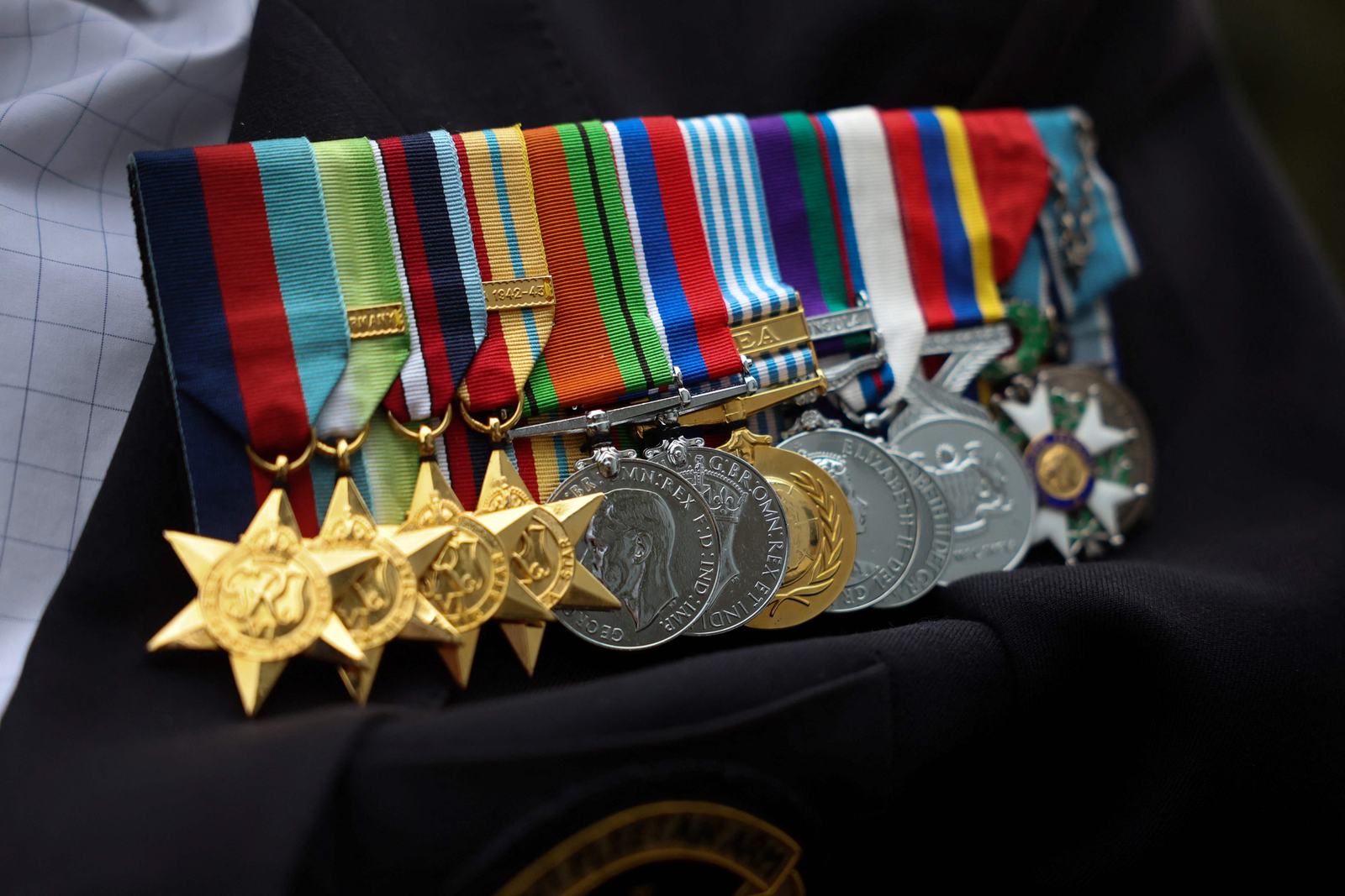 Medalhas do ex-oficial da Marinha Real britânica e veterano do Dia D, contra-almirante John Roberts. — Foto: Daniel LEAL/AFP