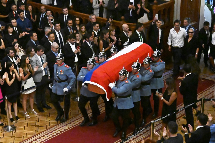 Caixão com o corpo do ex-presidente chileno Sebastián Piñera é carregado no Palácio do Congresso Nacional