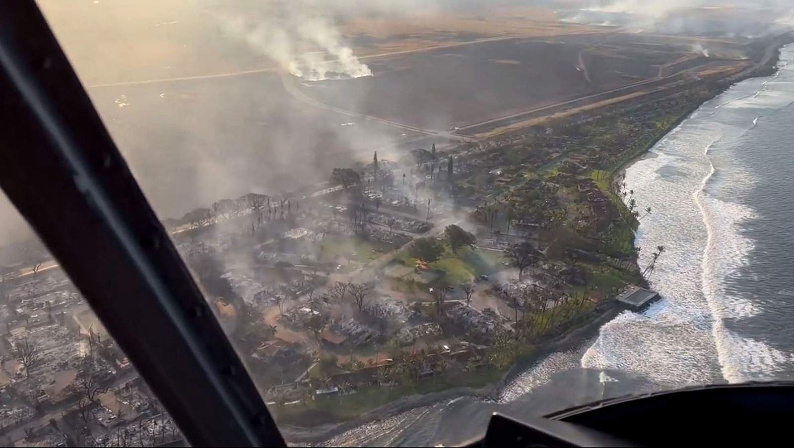 Fumaça saindo de edifícios destruídos no incêndio florestal em Maui, Havaí - Richard Olsten / AFP