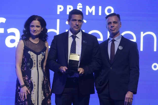 Roberto Campos Neto é premiado com o Faz Diferença na categoria Economia. Ele recebeu o troféu das mãos da editora de economia, Luciana Rodrigues, e do colunista Lauro Jardim.