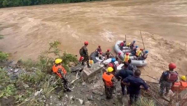 Mais de 60 estão desaparecidos após deslizamento de terra arrastar ônibus no Nepal