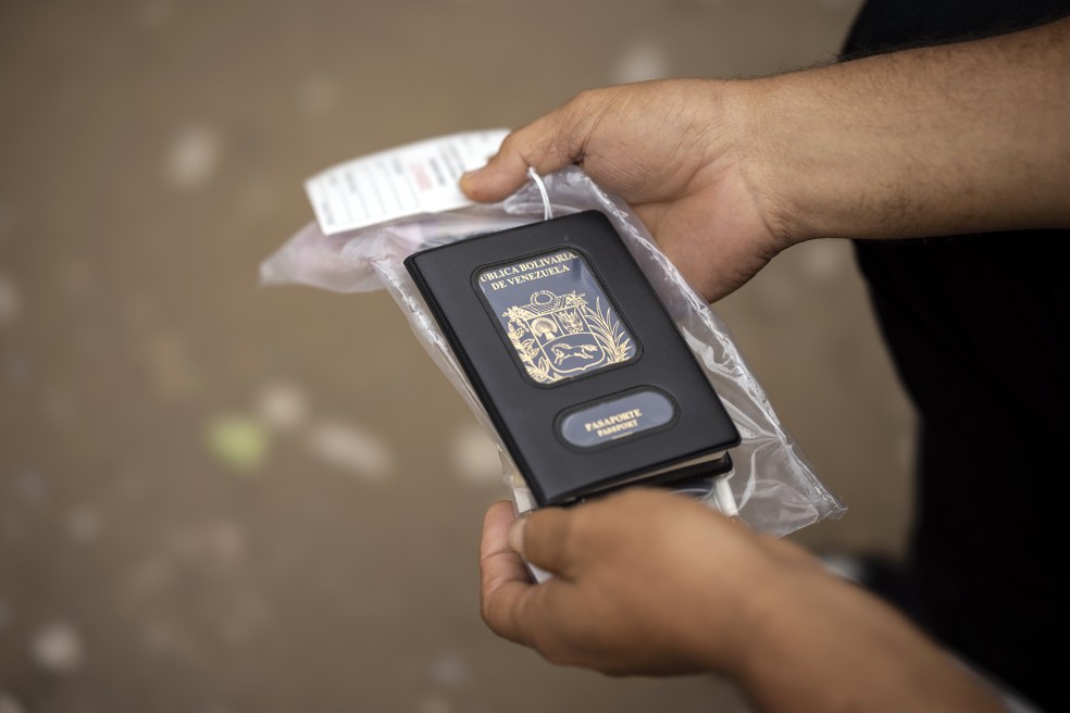 Após entrar nos EUA, migrante segura seu passaporte venezuelano; governo da Venezuela exige documento válido para registro eleitoral — Foto: Ivan Pierre Aguirre/The New York Times