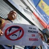 Venezuelanos na Argentina protestam em frente à embaixada da Venezuela em Buenos Aires. - Luis Robayo / AFP